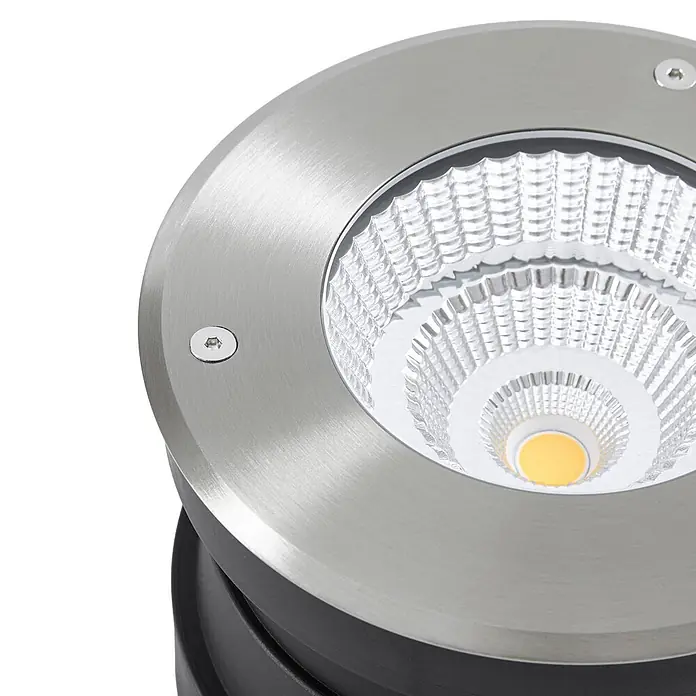Arcchio LED-Gartenstrahler Thentos - 3.000 K - LED-Bodeneinbauleuchte aus gebürstetem Edelstahl mit schwarzem Gehäuse, klarer strukturierter Linse und gelbem LED-Chip.