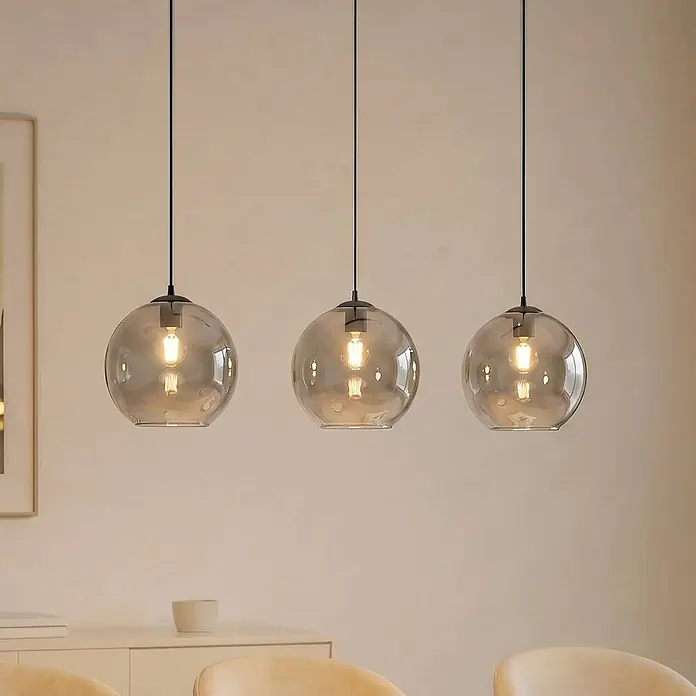 Lucande Pendelleuchte Brillar - L x B x H: 128 x 30 x 26,5 cm, alu / grau / zink, rauchgrau, zementgrau, E27 - Drei Rauchglas-Kugelpendelleuchten mit sichtbaren Glühbirnen, hängend.