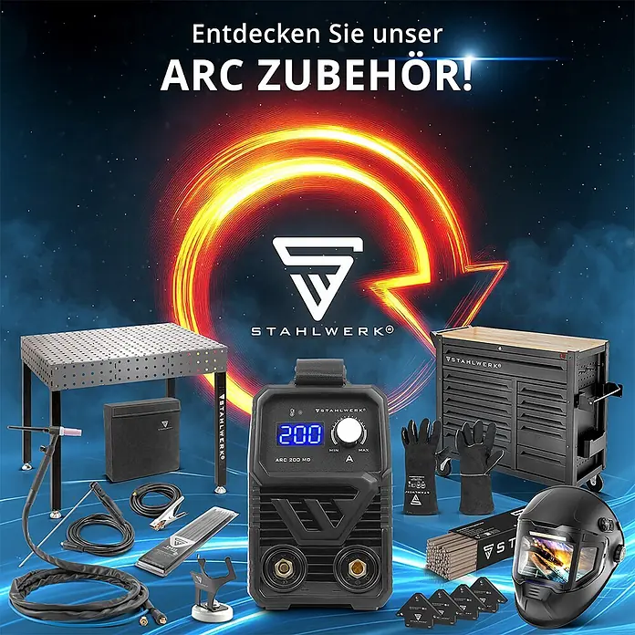 STAHLWERK Elektrodenschweißgerät Schweißgerät ARC 160 MD - Schweißstrom: 160 A - Eine Sammlung schwarzer und silberner STAHLWERK Lichtbogen-Schweißausrüstung, darunter Schweißgerät, Tisch, Helm, Handschuhe und Werkzeuge, vor kosmischem Hintergrund.