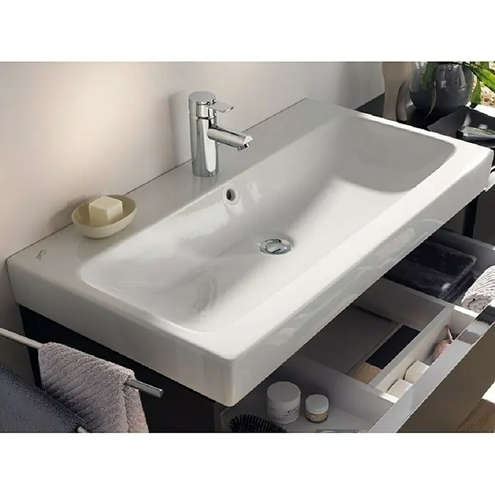 Geberit iCon Aufsatzwaschbecken - 60 x 48,5 cm, Mit schmutzabweisender Glasur, Hahnloch: Mitte, Mit Überlauf, Weiß - Bild eines modernen weißen Waschtischs mit einem eleganten Chromhahn, ideal für ein stilvolles Badezimmerdesign mit praktischem Stauraum.