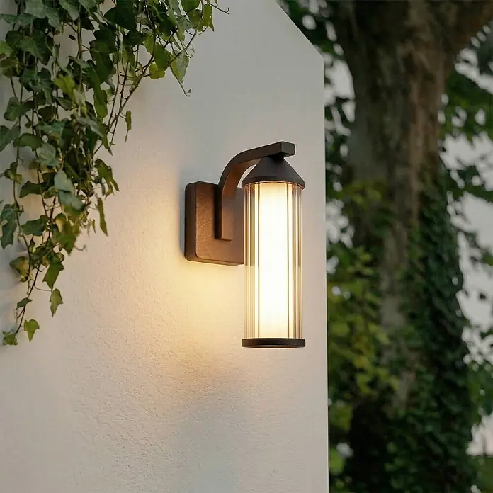 Lindby LED Wandleuchte aussen in rost, transparent, Aussenlampe Wand -  - Beleuchtete dunkle Außenwandleuchte mit geripptem Glasdiffusor.