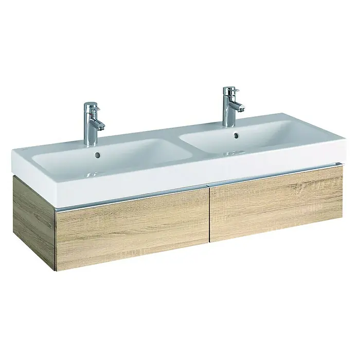 Geberit iCon Doppelwaschtisch - 120 x 48,5 cm, Mit schmutzabweisender Glasur, Hahnloch: Mitte, Anzahl Hahnlöcher: 2, Weiß - Ein moderner Doppelwaschtisch mit hellem Holzunterschrank und zwei eleganten Chromarmaturen, perfekt für ein stilvolles Badezimmer.