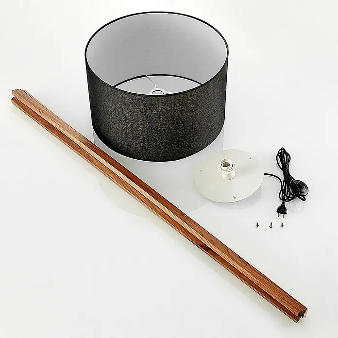 Lucande Stehleuchte Auriane - Holz dunkel, schwarz, E27 - Zerlegte Stehlampe mit schwarzem Stoffschirm, weißem Sockel mit Fassung, Holzbeinen und Schrauben.