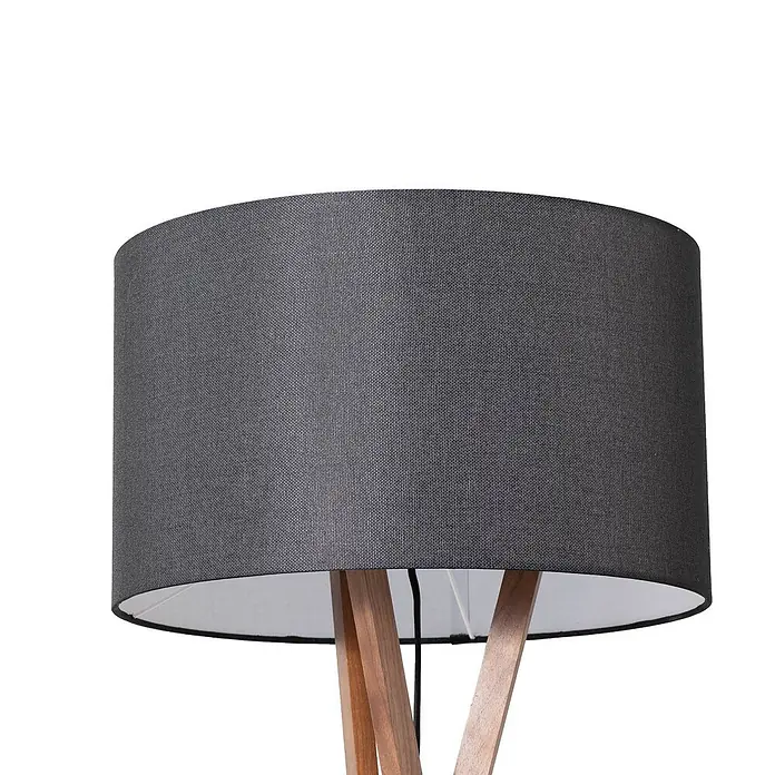 Lucande Stehleuchte Auriane - Holz dunkel, schwarz, E27 - Dunkelgrauer Stoff-Lampenschirm auf einer Stehlampe mit Holz-Dreibein.