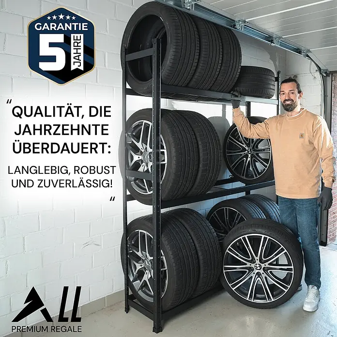 Allshelf Reifenregal - H x B x T: 110 x 100 x 40 cm, Stecken - Schwarzes Metall-Reifenregal mit Autoreifen in einer Garage, ein Mann steht daneben.