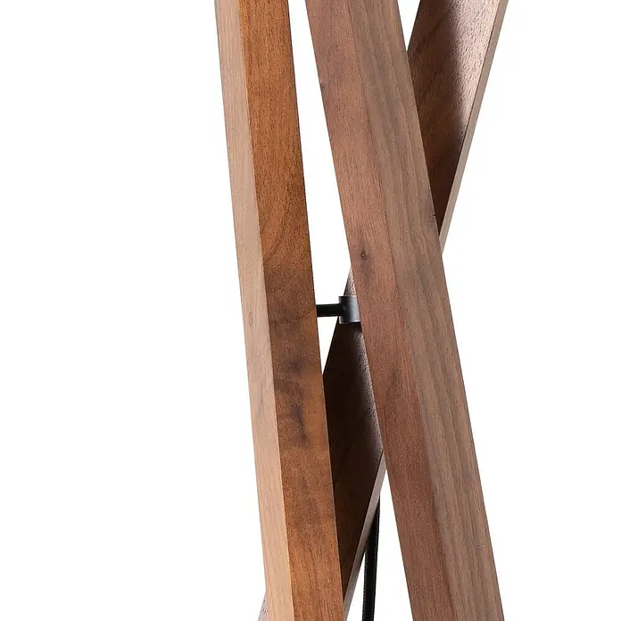 Lucande Stehleuchte Auriane - Holz dunkel, schwarz, E27 - Detail von sich kreuzenden dunkelbraunen Holzbeinen mit schwarzem Verbinder.