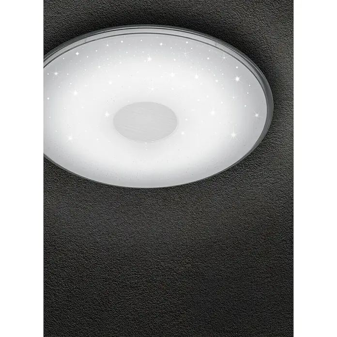 Trio Leuchten LED-Deckenleuchte rund Shogunstars - 30 W, Ø x H: 425 mm x 6 cm, Weiß, Neutralweiß - Nahaufnahme einer runden Deckenleuchte mit Sternenmuster, die an einer strukturierten, dunklen Decke befestigt ist.