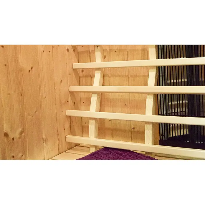 Weka Infrarotkabine Hamina - 103,5 x 138 x 190 cm, 2.050 Watt (W) - Hellholz-Saunainnenraum mit Lattenlehne, dunklem Heizgitter und lila Handtuch.