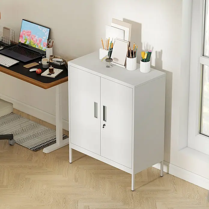 Homcom Aktenschrank 1-teilig - B x T x H: 40 x 40 x 100 cm, Weiß - Weißer Metall-Aktenschrank mit zwei Türen, silbernen Griffen und Schloss, in einem modernen Büro aufgestellt.