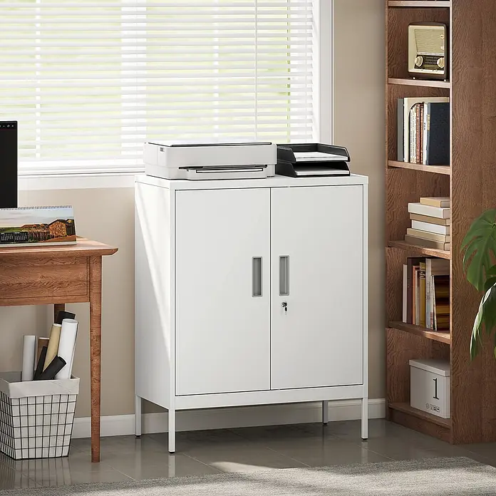 Homcom Aktenschrank 1-teilig - B x T x H: 40 x 40 x 100 cm, Weiß - Weißer Metallschrank mit zwei Türen und erhöhten Beinen, mit Drucker obenauf, in einer Büroumgebung.
