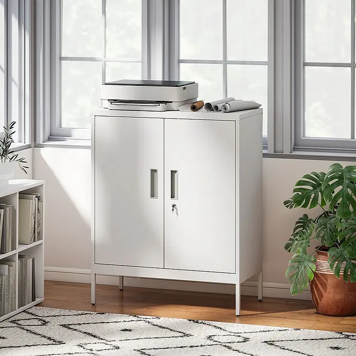Homcom Aktenschrank 1-teilig - B x T x H: 40 x 40 x 100 cm, Weiß - Weißer Metallschrank mit zwei Türen, Griffen und Schlüssel, genutzt als Druckerablage und Stauraum.