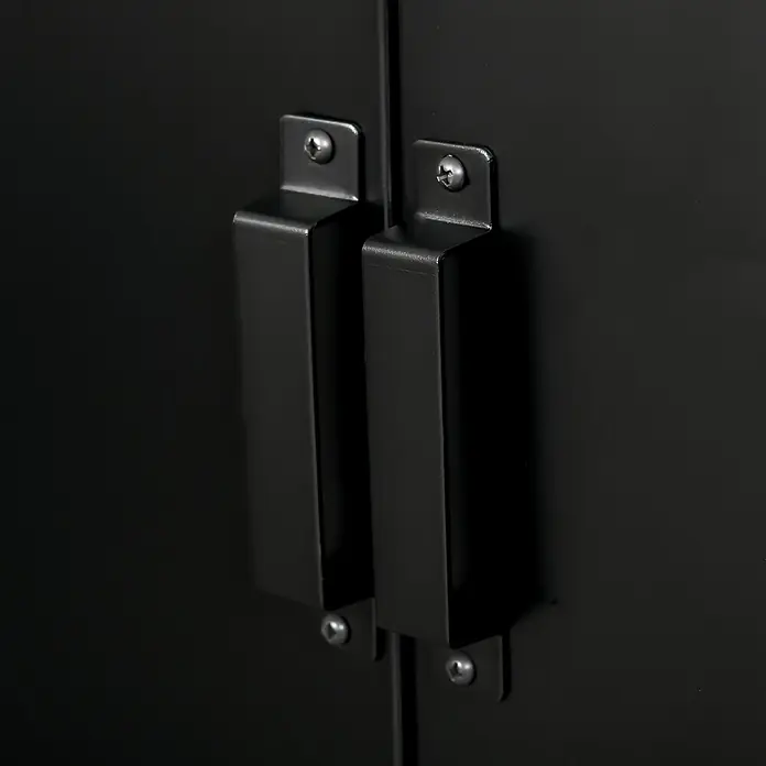 Homcom Aktenschrank 1-teilig -  - Zwei schwarze Metallgriffe mit sichtbaren Schrauben auf einer dunklen Oberfläche.