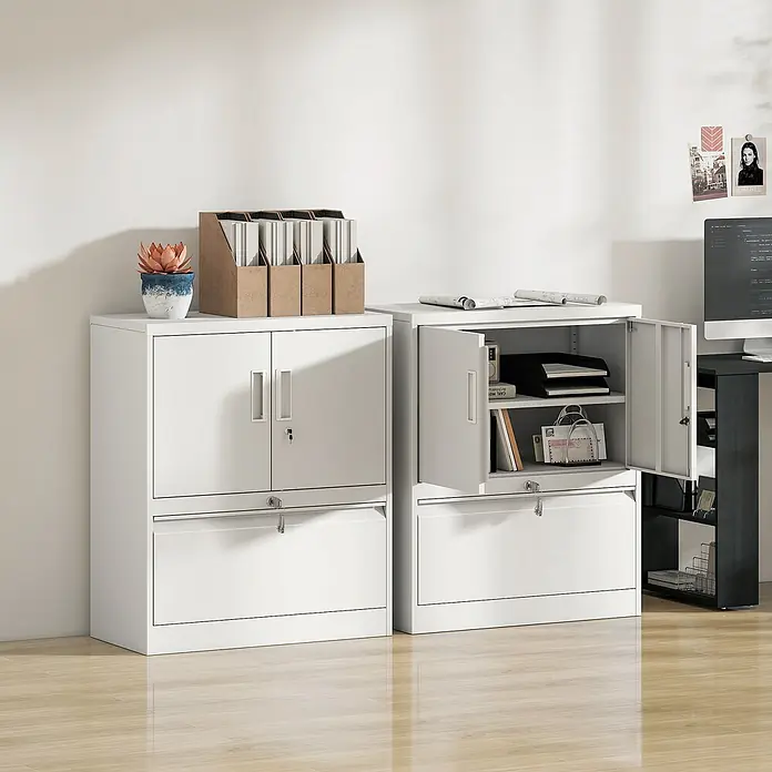 Homcom Aktenschrank 1-teilig - Weiß - Zwei weiße Metall-Büroschränke; einer offen mit Inhalt, der andere geschlossen mit Türen und Schubladen.