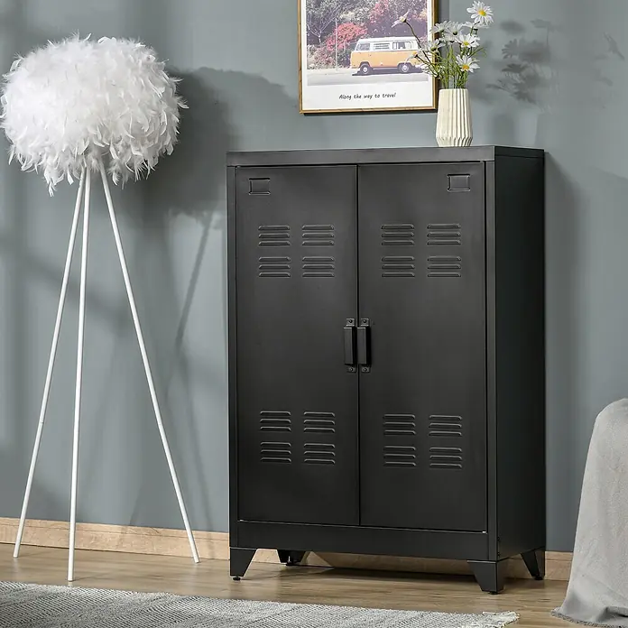 Homcom Aktenschrank 1-teilig -  - Schwarzer Metallschrank im Spind-Stil mit zwei Türen und Lüftungsschlitzen, freistehend in einem modernen Raum.