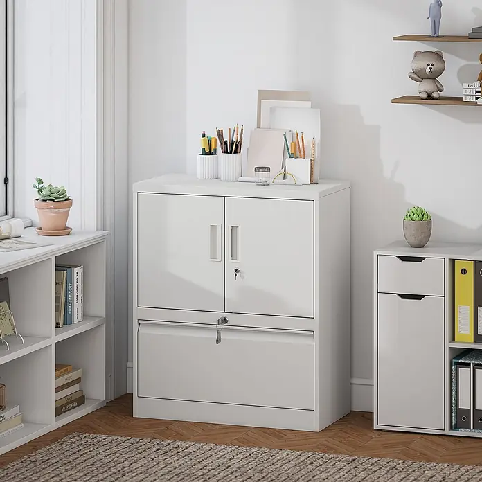 Homcom Aktenschrank 1-teilig - Weiß - Weißer Metallaktenschrank mit zwei Türen und einer unteren Schublade in einem Büro.