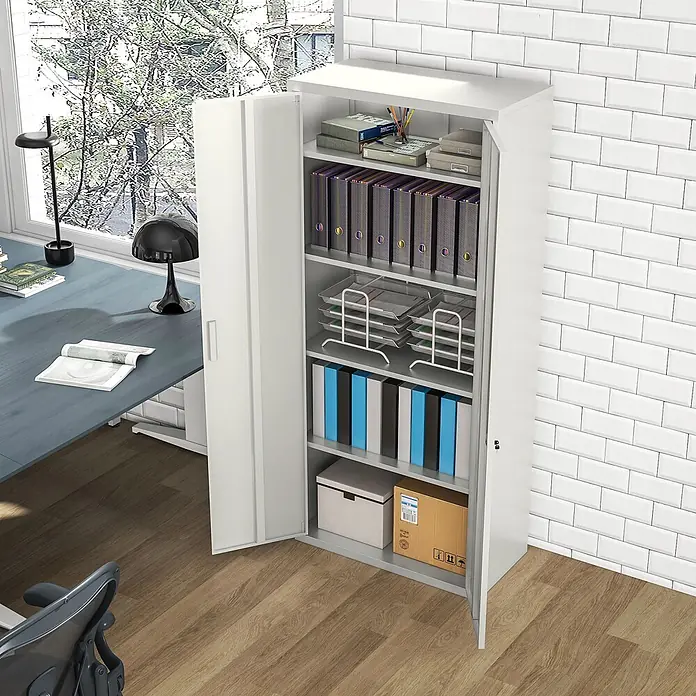 Homcom Aktenschrank 2-teilig - Weiß - Weißer Metallschrank mit offener Tür, der Regale voller Akten, Dokumente und Bürobedarf in einem Büroumfeld zeigt.