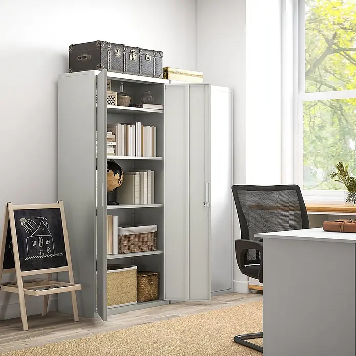 Homcom Aktenschrank 2-teilig - Weiß - Hellgrauer Metallschrank mit verstellbaren Regalböden, eine Tür offen mit Büchern und Körben in einem Büroumfeld.