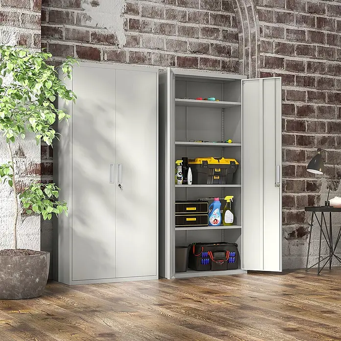 Homcom Aktenschrank 2-teilig - Weiß - Zwei hellgraue Metallschränke in einem Raum im Industriestil; einer geschlossen, einer offen mit Werkzeugen und Reinigungsmitteln.