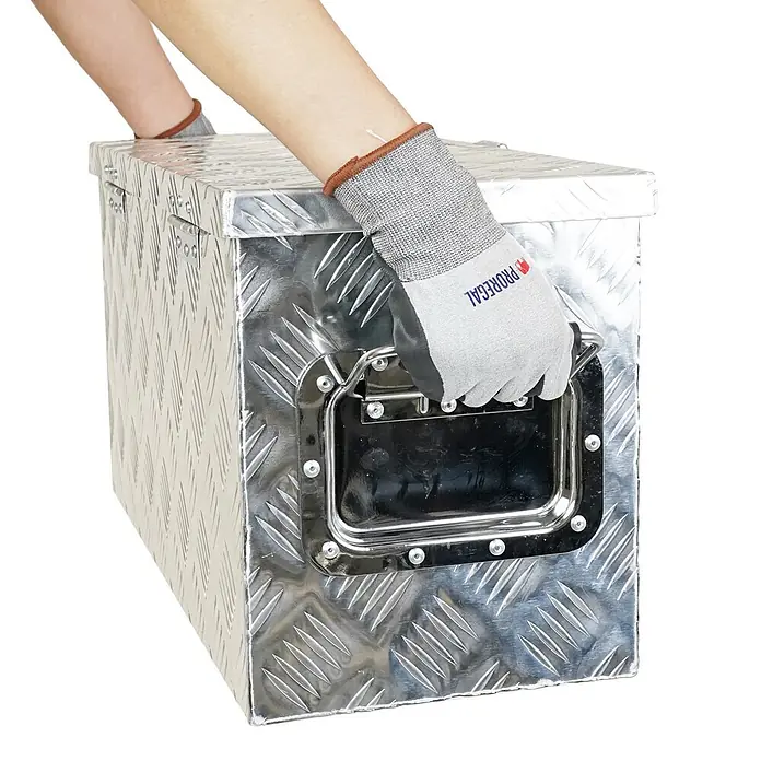 Proregal Aufbewahrungsbox Deichselbox TITAN Anhängerbox - Aluminium, Silber - Person in schnittfesten Handschuhen trägt eine silberne Riffelblech-Aluminium-Werkzeugkiste.