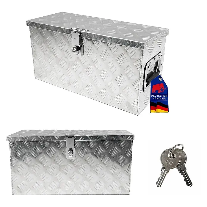 Proregal Aufbewahrungsbox Deichselbox TITAN Anhängerbox - Aluminium, Silber - Abschließbare silberne Aluminium-Riffelblech-Werkzeugkiste mit Schlüsseln, aus verschiedenen Blickwinkeln gezeigt.