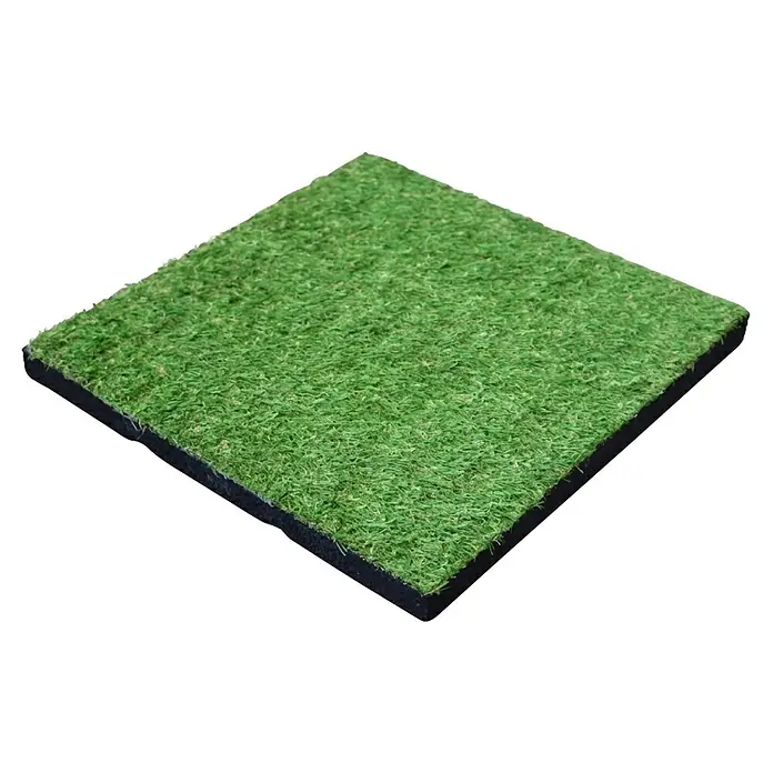 Fallschutzmatte Kunstrasen - Grün, 50 x 50 x 3 cm - Grüne Kunstrasenmatte mit schwarzem Untergrund, schräg gesehen.