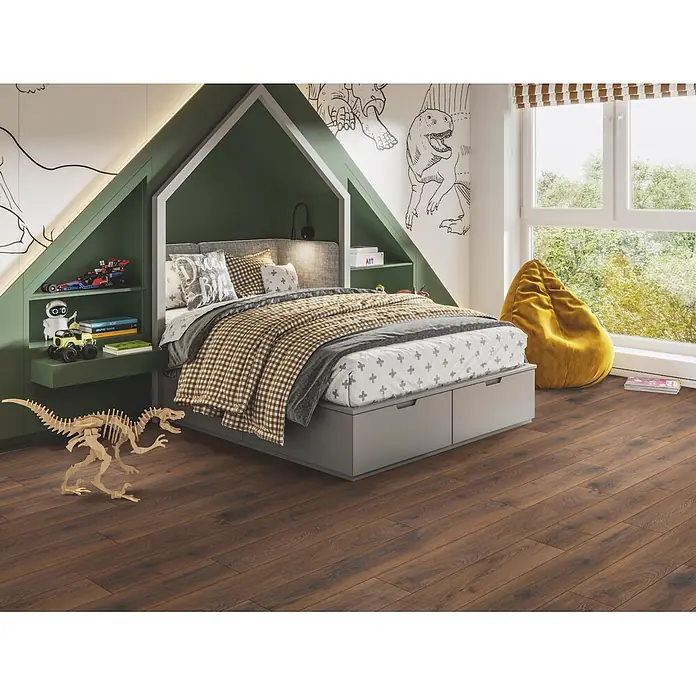 Krono Original Laminat Comfort Silent Cork - Bourbon Hills Oak, Landhausdiele, 1.288 x 195 x 8 mm - Dunkelbrauner Laminatboden mit natürlicher Holzmaserung in einem Kinderzimmer.