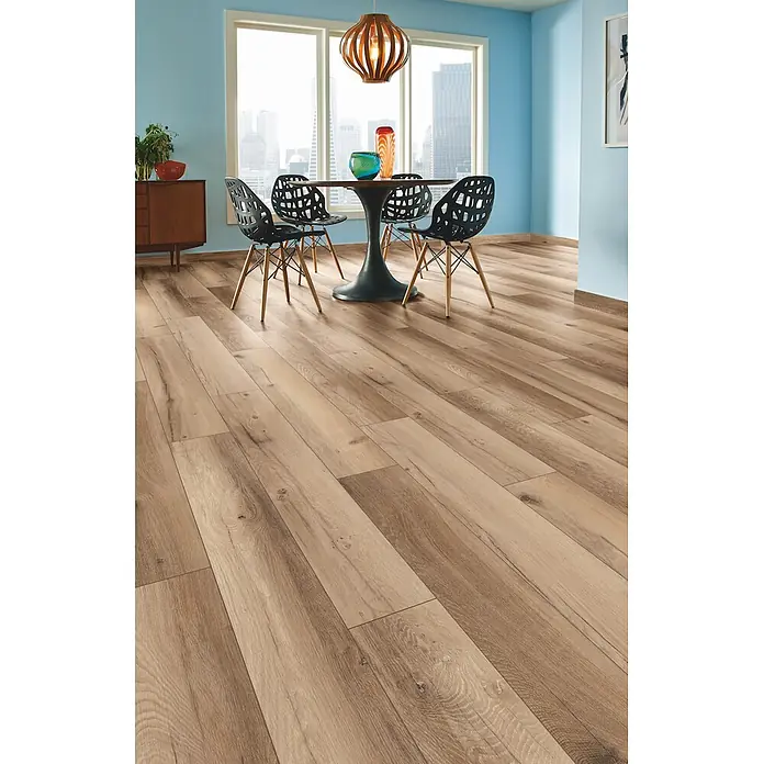 Krono Original Laminat Organic Flex - Hazel Range Oak, Landhausdiele, 1.288 x 189 x 7 mm - Heller Holzboden in Dielenoptik, verlegt in einem modernen Esszimmer, mit natürlicher Maserung und Ästen.
