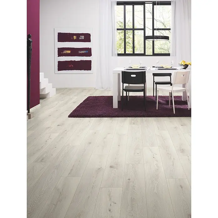 Krono Original Laminat Comfort Silent Cork - Chantilly Oak, Landhausdiele, 1.288 x 195 x 8 mm - Heller Laminatboden in Holzoptik mit natürlicher Maserung, verlegt in einem modernen Essbereich.