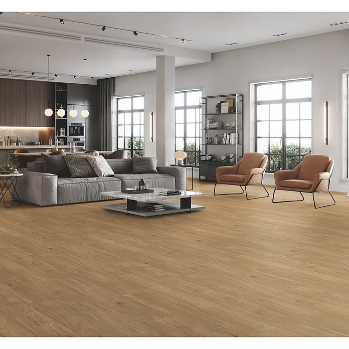 Krono Original Laminat Comfort Silent Cork - Buckingham Oak, Landhausdiele, 1.288 x 195 x 8 mm - Heller brauner Holzfußboden mit Naturmaserung in einem modernen Wohn- und Küchenbereich.