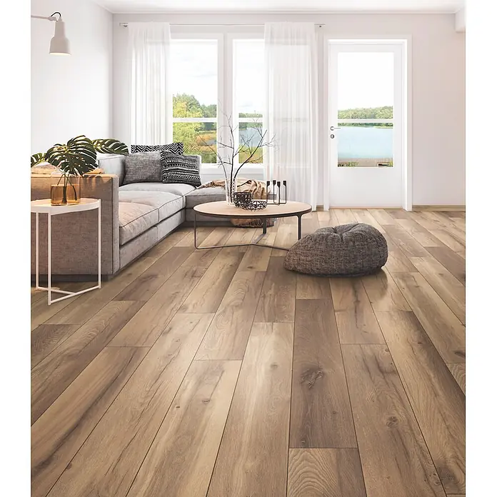 Krono Original Laminat Comfort Silent Cork - Wild West Oak, Landhausdiele, 1.288 x 195 x 8 mm - Hellbrauner Laminatboden in Holzoptik, in einem hellen Wohnzimmer verlegt.