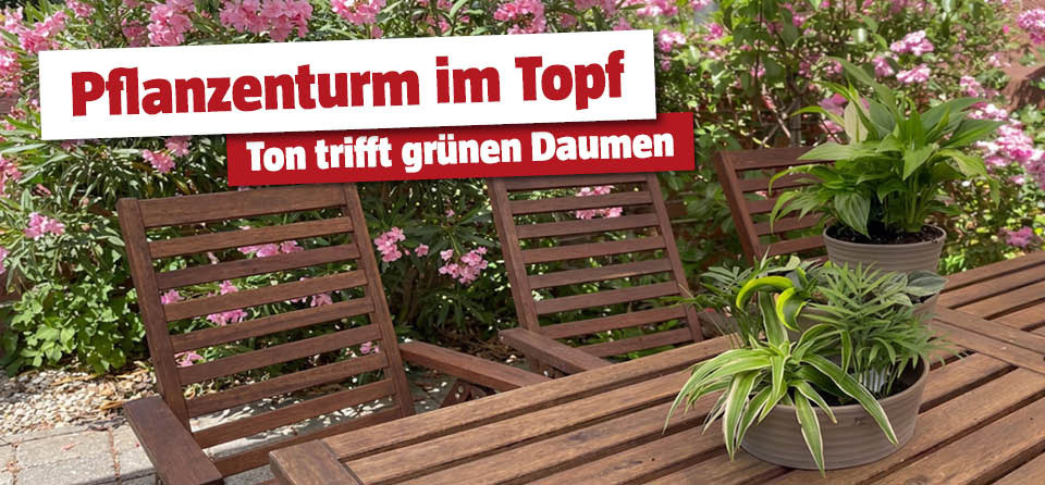 Pflanzenstapel aus Tontöpfen im Garten auf dem Esstisch