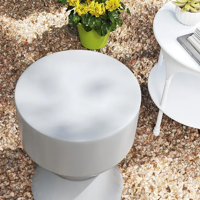 Outsunny Gartenhocker - Keramik, Stapelbar, Hellgrau, B x T x H: 33 x 33 x 45,5 cm - Weißer runder Outdoor-Hocker und Beistelltisch auf einem Kies-Patio.