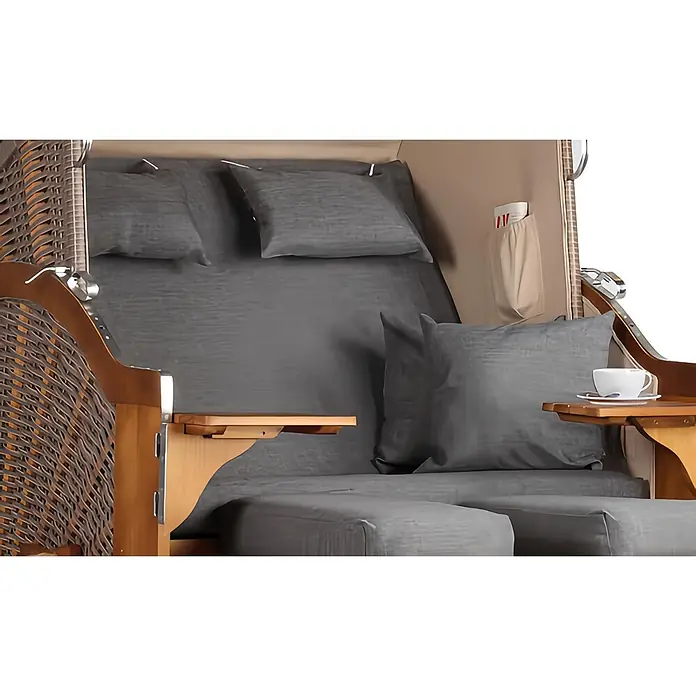 Mr. Deko Strandstuhl Strandkorb Schleswig - Pinienholz. Polyrattan, Rückenlehne verstellbar, PE Mokka, B x T x H: 120 x 80 x 160 cm - Ein bequemer Strandkorb aus Rattan mit grauen Polstern, zwei hellen Holztischchen und einer Tasse. Eine Aufbewahrungstasche ist sichtbar.