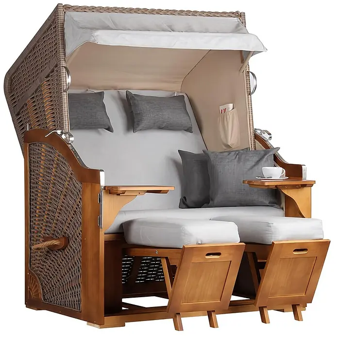 Mr. Deko Strandstuhl Strandkorb Schleswig - Pinienholz. Polyrattan, Rückenlehne verstellbar, PE Mokka, B x T x H: 120 x 80 x 160 cm - Brauner Strandkorb aus Korbgeflecht mit Holzrahmen, grauen Kissen, beiger Markise, ausziehbaren Fußstützen und Beistelltischen.