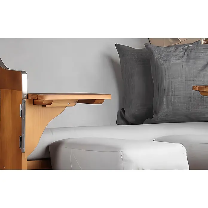 Mr. Deko Strandstuhl Strandkorb Schleswig - Pinienholz. Polyrattan, Rückenlehne verstellbar, PE Mokka, B x T x H: 120 x 80 x 160 cm - Klappbares Beistellregal aus hellem Holz am Bettrahmen, über weißer Matratze mit grauen Kissen.