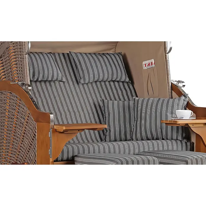 Mr. Deko Strandstuhl Strandkorb Schleswig Pinie Braun PE Mokka Dessin 553 - 1 Stk., Pinienholz. Polyrattan, Rückenlehne verstellbar, PE Mokka - Strandkorb aus braunem Holz und Korbgeflecht mit dunkelgrauen, weiß gestreiften Kissen und ausziehbarem Holztisch.