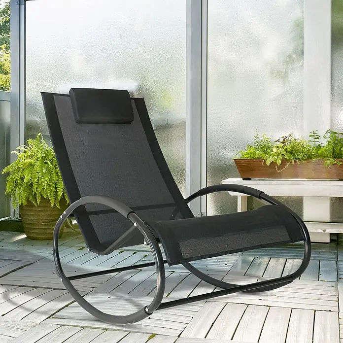Outsunny Garten-Schaukelstuhl - 1 Stk., Stahl, Polyester, Schwarz, B x T x H: 62 x 105 x 88 cm - Dunkelgrauer Outdoor-Schaukelstuhl aus Netzgewebe auf Holzterrasse.
