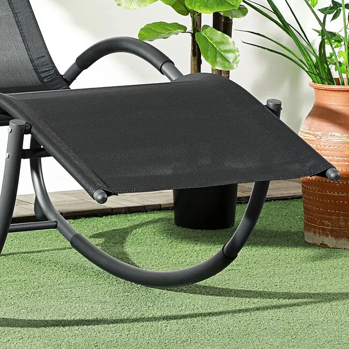 Outsunny Garten-Schaukelstuhl - Schwarz - Schwarzer Outdoor-Schaukelstuhl mit Netzstoff-Sitz und Fußstütze, dunklem Metallrahmen und geschwungener Schaukelbasis.