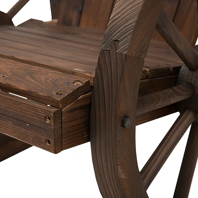 Outsunny Garten-Schaukelstuhl - 1 Stk., Tannenholz, Dunkelbraun, B x T x H: 88 x 88 x 92 cm - Nahaufnahme eines Sitzes aus dunkelbraunem Holz und einer Wagenrad-Armlehne einer Gartenschaukel.