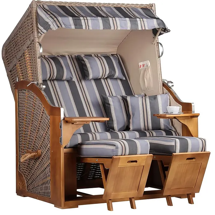 Mr. Deko Strandstuhl Strandkorb Schleswig Pinie Braun PE Mokka Dessin 555 - Pinienholz. Polyrattan, Rückenlehne verstellbar, PE Mokka, B x T x H: 120 x 80 x 160 cm - Zweisitziger Strandkorb mit braunem Geflecht, Holzrahmen und gestreiften grauen Polstern. Verstellbare Fußstützen und Beistelltische.