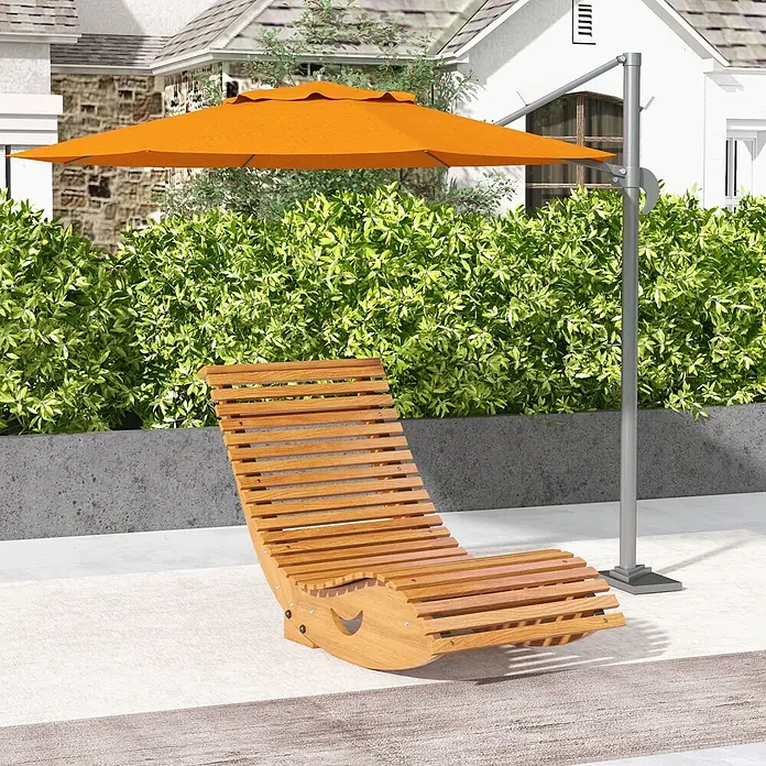 Outsunny Garten-Schaukelstuhl - 1 Stk., Tannenholz, Kiefernholz, Braun, B x T x H: 60 x 130 x 60 cm - Hölzerne Outdoor-Liege und orangefarbener Ampelschirm auf einer Terrasse.