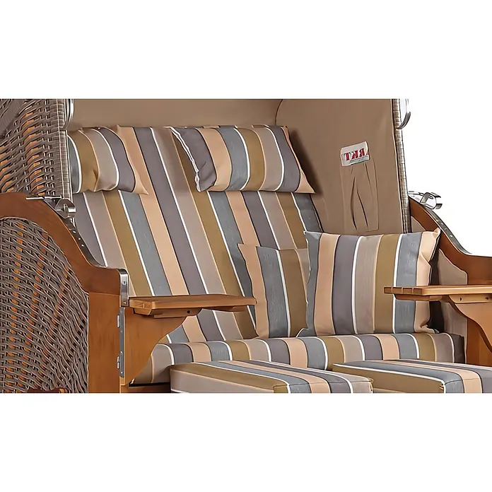 Mr. Deko Strandstuhl Strandkorb Schleswig - 1 Stk., Pinienholz. Polyrattan, Rückenlehne verstellbar, PE Mokka - Interieur eines Strandkorbs mit braunen, beigen, grauen und weißen gestreiften Polstern, Weidengeflecht und Holzarmlehnen.