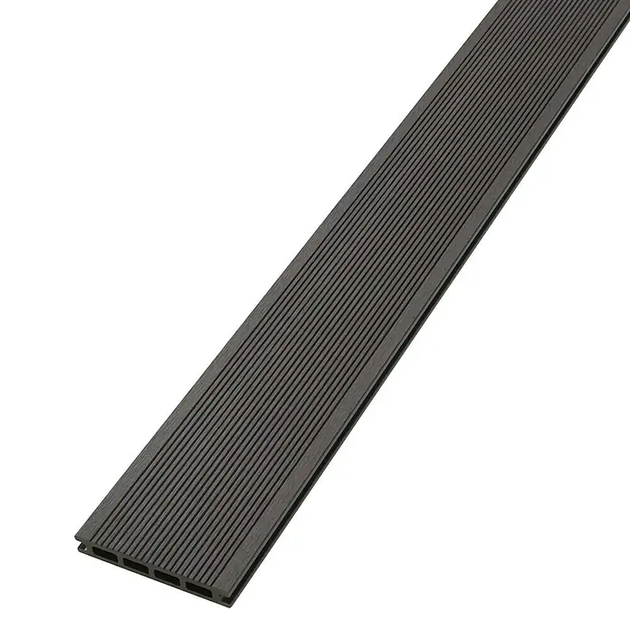 WPC-Terrassendiele Dark Brown - 200 x 13,5 x 2,1 cm, Dunkelbraun - Nahaufnahme einer grauen WPC Terrassendiele mit Rillenprofil für den Außenbereich. Widerstandsfähiges und langlebiges Material.