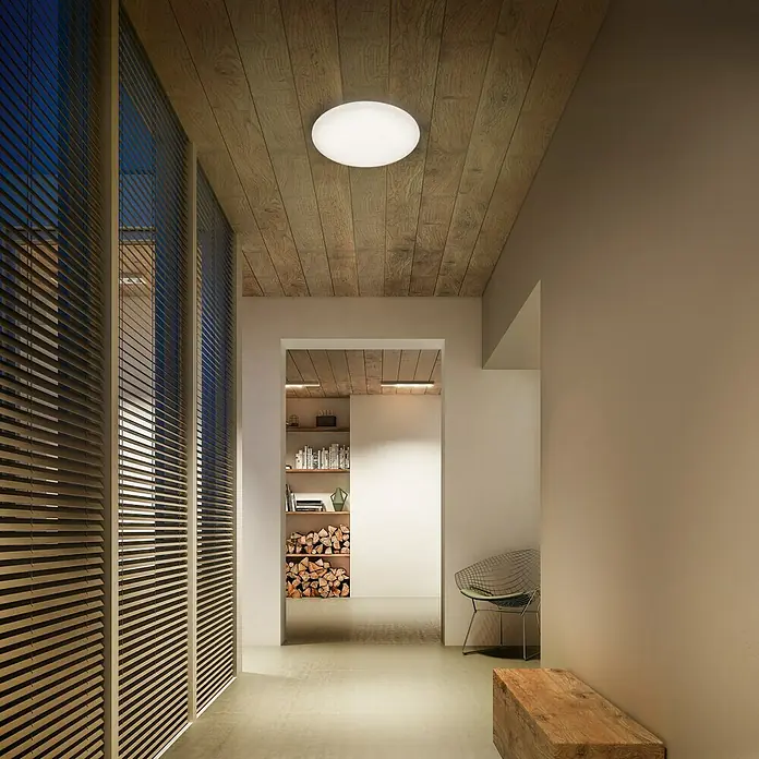 Philips Plafón LED redondo Moire Gen II - 6 W, Ø x Al: 225 mm x 6,8 cm, Blanco, Blanco neutro - Lámpara de techo moderna en un pasillo con techo de madera e iluminación indirecta, creando un ambiente acogedor.
