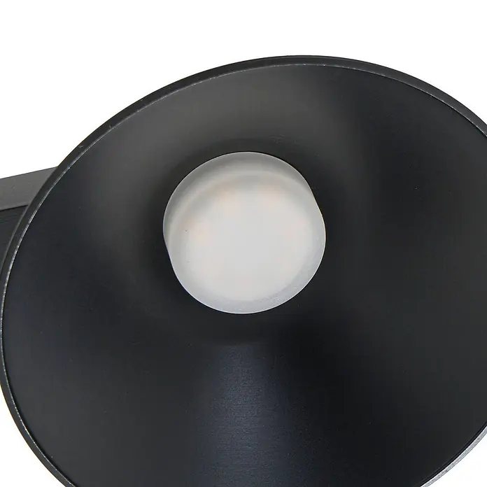 Lucande Wandleuchte Steve - schwarz, schwarz - Nahaufnahme eines schwarzen Lampenschirms mit einer mattweißen LED-Birne.