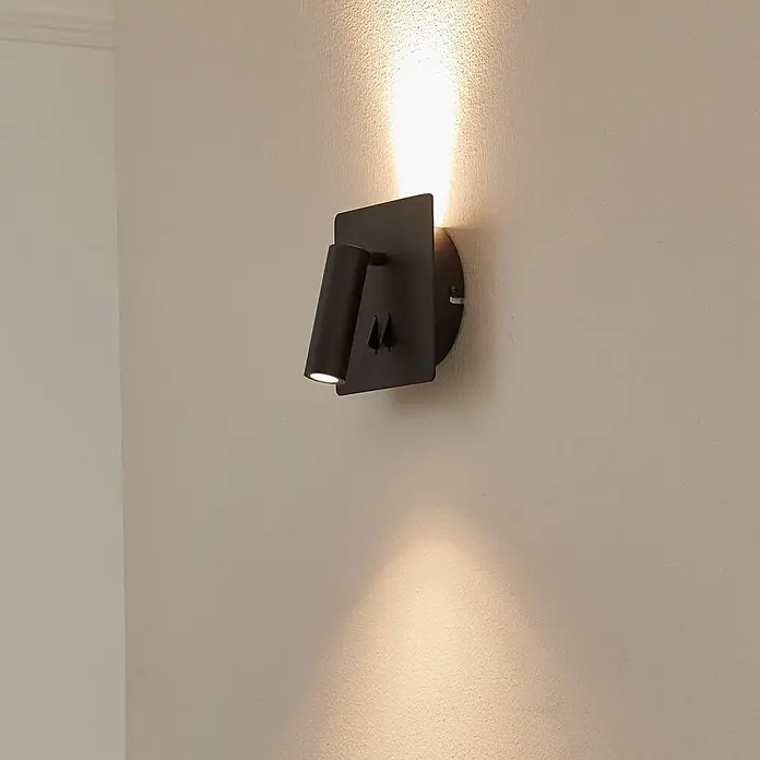 Lucande Wandleuchte Magya - L x B x H: 15 x 14 x 14 cm, schwarz, schwarz - Schwarze Wandleuchte mit zylindrischem Strahler für Up- und Downlighting an einer strukturierten Wand.