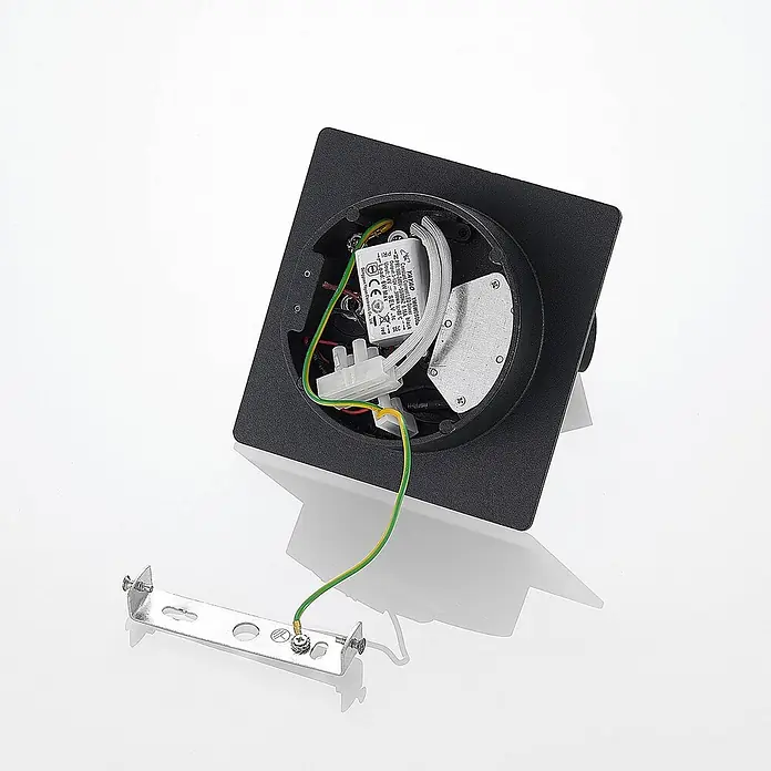 Lucande Wandleuchte Magya - L x B x H: 15 x 14 x 14 cm, schwarz, schwarz - Zerlegte schwarze quadratische Leuchte mit internem LED-Treiber, Verkabelung und abgenommener Metallhalterung.