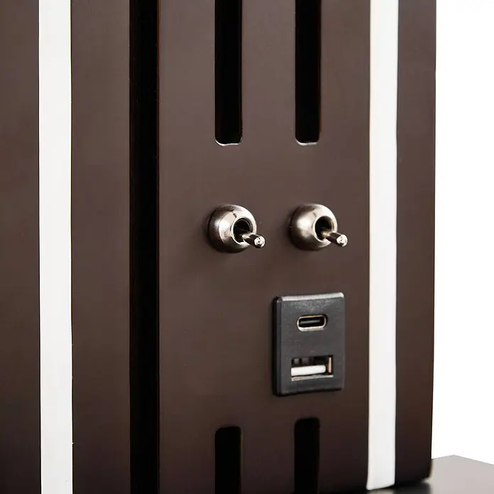 Lucande Wandleuchte Tiron - L x B x H: 18,2 x 20 x 35 cm, Holz dunkel, schwarz - Dunkelbraune Platte mit weißen Streifen, mit zwei silbernen Kippschaltern, einem USB-C- und einem USB-A-Ladeanschluss.