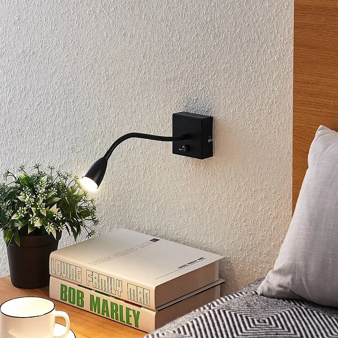 Lindby Wandleuchte Jolka - L x B x H: 30 x 7 x 15 cm, schwarz, schwarz - Schwarze Wand-LED-Leselampe mit flexiblem Schwanenhalsarm, beleuchtet einen Nachttischbereich.