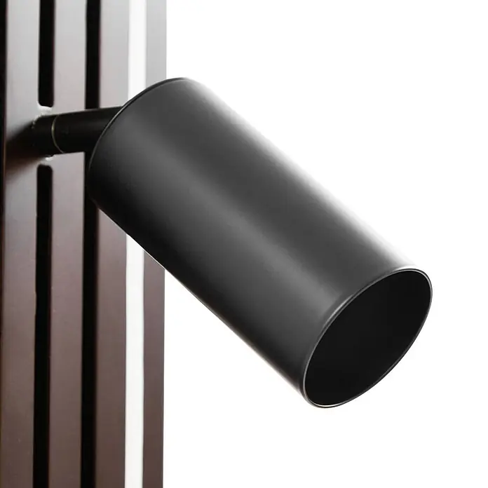Lucande Wandleuchte Tiron - L x B x H: 18,2 x 20 x 35 cm, Holz dunkel, schwarz - Mattschwarzer zylindrischer Strahler, an einer dunklen, vertikalen Lamellenwand montiert.